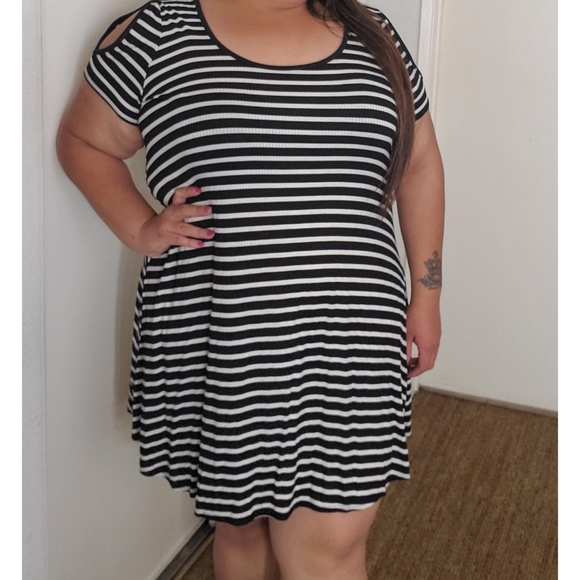 Black and white striped dress - Picture 2 of 3